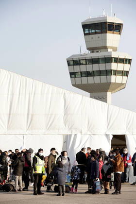 Auf dem Flughafengelaende Tegel wird das Ukraine-Ankunftszentrum TXL fuer Kriegsfluechtlinge aus der Ukraine eroeffnet. Die Fluechtlinge werden dort medizinisch versorgt, verpflegt, registriert und nach dem Koenigsteiner Schluessel auf andere Bundeslaender verteilt. DEU, Berlin, 20.03.2022