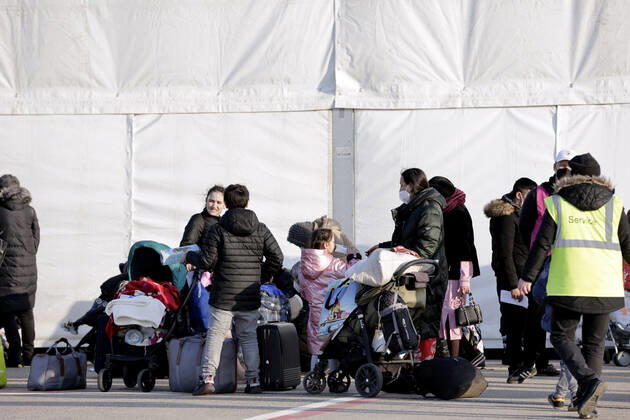 Auf dem Flughafengelaende Tegel wird das Ukraine-Ankunftszentrum TXL fuer Kriegsfluechtlinge aus der Ukraine eroeffnet. Die Fluechtlinge werden dort medizinisch versorgt, verpflegt, registriert und nach dem Koenigsteiner Schluessel auf andere Bundeslaender verteilt. DEU, Berlin, 20.03.2022