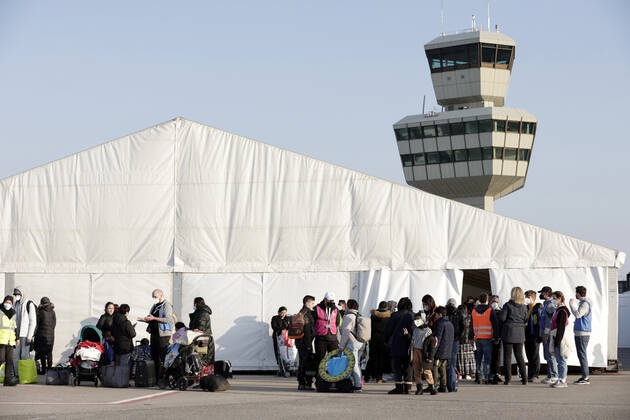 Auf dem Flughafengelaende Tegel wird das Ukraine-Ankunftszentrum TXL fuer Kriegsfluechtlinge aus der Ukraine eroeffnet. Die Fluechtlinge werden dort medizinisch versorgt, verpflegt, registriert und nach dem Koenigsteiner Schluessel auf andere Bundeslaender verteilt. DEU, Berlin, 20.03.2022
