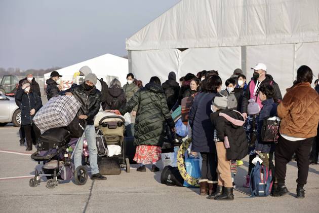 Auf dem Flughafengelaende Tegel wird das Ukraine-Ankunftszentrum TXL fuer Kriegsfluechtlinge aus der Ukraine eroeffnet. Die Fluechtlinge werden dort medizinisch versorgt, verpflegt, registriert und nach dem Koenigsteiner Schluessel auf andere Bundeslaender verteilt. DEU, Berlin, 20.03.2022