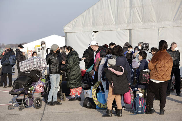Auf dem Flughafengelaende Tegel wird das Ukraine-Ankunftszentrum TXL fuer Kriegsfluechtlinge aus der Ukraine eroeffnet. Die Fluechtlinge werden dort medizinisch versorgt, verpflegt, registriert und nach dem Koenigsteiner Schluessel auf andere Bundeslaender verteilt. DEU, Berlin, 20.03.2022