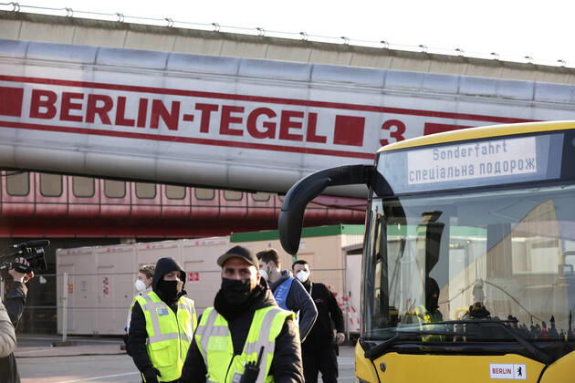 Auf dem Flughafengelaende Tegel wird das Ukraine-Ankunftszentrum TXL fuer Kriegsfluechtlinge aus der Ukraine eroeffnet. Die Fluechtlinge werden dort medizinisch versorgt, verpflegt, registriert und nach dem Koenigsteiner Schluessel auf andere Bundeslaender verteilt. DEU, Berlin, 20.03.2022