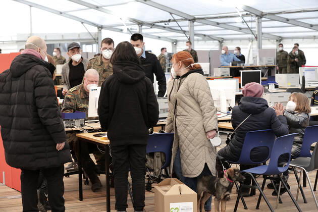 Auf dem Flughafengelaende Tegel wird das Ukraine-Ankunftszentrum TXL fuer Kriegsfluechtlinge aus der Ukraine eroeffnet. Die Fluechtlinge werden dort medizinisch versorgt, verpflegt, registriert und nach dem Koenigsteiner Schluessel auf andere Bundeslaender verteilt. Bundeswehrsoldaten registrieren die Kriegsgefluechteten, DEU, Berlin, 20.03.2022