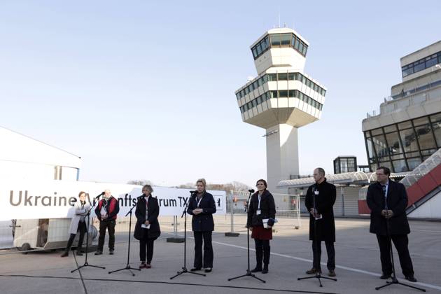 Auf dem Flughafengelaende Tegel wird das Ukraine-Ankunftszentrum TXL fuer Kriegsfluechtlinge aus der Ukraine eroeffnet. Die Fluechtlinge werden dort medizinisch versorgt, verpflegt, registriert und nach dem Koenigsteiner Schluessel auf andere Bundeslaender verteilt. PK von Gudrun Sturm, DRK, Franziska Giffey, Regierende Buergermeisterin von Berlin, SPD, Katja Kipping, Senatorin fuer Integration, Arbeit und Soziales, Die Linke, Alexander Strassmeir, Praesident des Landesamtes fuer Fluechtlingsangelegenheiten (LAF), und Martin Ecknig, Vorsitzender der Geschaeftsfuehrung Messe Berlin, DEU, Berlin, 20.03.2022