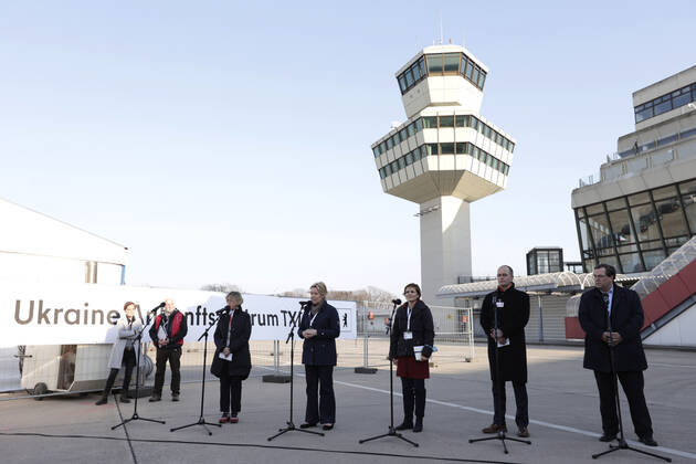 Auf dem Flughafengelaende Tegel wird das Ukraine-Ankunftszentrum TXL fuer Kriegsfluechtlinge aus der Ukraine eroeffnet. Die Fluechtlinge werden dort medizinisch versorgt, verpflegt, registriert und nach dem Koenigsteiner Schluessel auf andere Bundeslaender verteilt. PK von Gudrun Sturm, DRK, Franziska Giffey, Regierende Buergermeisterin von Berlin, SPD, Katja Kipping, Senatorin fuer Integration, Arbeit und Soziales, Die Linke, Alexander Strassmeir, Praesident des Landesamtes fuer Fluechtlingsangelegenheiten (LAF), und Martin Ecknig, Vorsitzender der Geschaeftsfuehrung Messe Berlin, DEU, Berlin, 20.03.2022