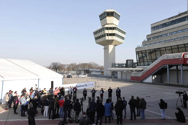 Auf dem Flughafengelaende Tegel wird das Ukraine-Ankunftszentrum TXL fuer Kriegsfluechtlinge aus der Ukraine eroeffnet. Die Fluechtlinge werden dort medizinisch versorgt, verpflegt, registriert und nach dem Koenigsteiner Schluessel auf andere Bundeslaender verteilt. PK von Gudrun Sturm, DRK, Franziska Giffey, Regierende Buergermeisterin von Berlin, SPD, Katja Kipping, Senatorin fuer Integration, Arbeit und Soziales, Die Linke, Alexander Strassmeir, Praesident des Landesamtes fuer Fluechtlingsangelegenheiten (LAF), und Martin Ecknig, Vorsitzender der Geschaeftsfuehrung Messe Berlin, DEU, Berlin, 20.03.2022