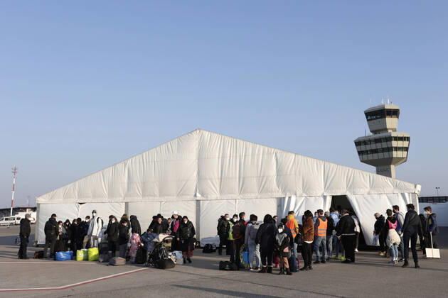 Auf dem Flughafengelaende Tegel wird das Ukraine-Ankunftszentrum TXL fuer Kriegsfluechtlinge aus der Ukraine eroeffnet. Die Fluechtlinge werden dort medizinisch versorgt, verpflegt, registriert und nach dem Koenigsteiner Schluessel auf andere Bundeslaender verteilt. DEU, Berlin, 20.03.2022