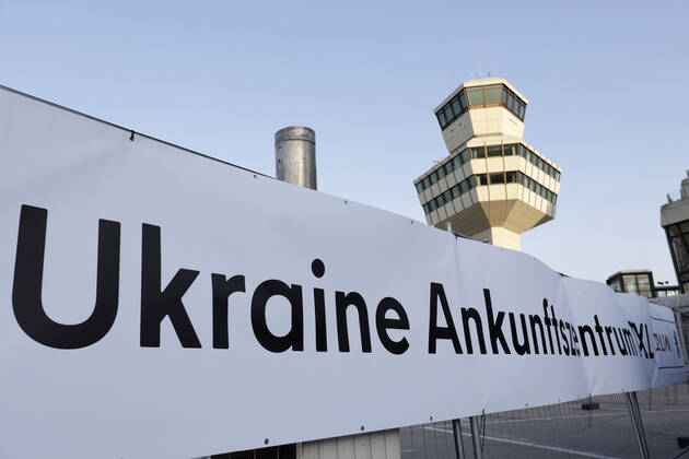 Auf dem Flughafengelaende Tegel wird das Ukraine-Ankunftszentrum TXL fuer Kriegsfluechtlinge aus der Ukraine eroeffnet. Die Fluechtlinge werden dort medizinisch versorgt, verpflegt, registriert und nach dem Koenigsteiner Schluessel auf andere Bundeslaender verteilt. DEU, Berlin, 20.03.2022