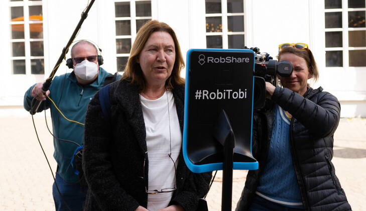 Saarlands Ministerpräsident Tobias Hans hat Corona. Seinen Wahlkampf macht er dennoch weiter, mit Robi Tobi, einem fahrbahren Ipad, steuert er sich selbst am Dienstag (21.3.2022) durch die Saarbrücker Fußgängerzone. Passanten können dann live mit ihm reden.