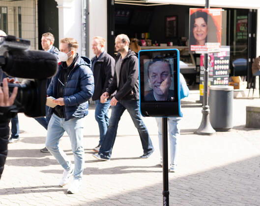 Saarlands Ministerpräsident Tobias Hans hat Corona. Seinen Wahlkampf macht er dennoch weiter, mit Robi Tobi, einem fahrbahren Ipad, steuert er sich selbst am Dienstag (21.3.2022) durch die Saarbrücker Fußgängerzone. Passanten können dann live mit ihm reden.