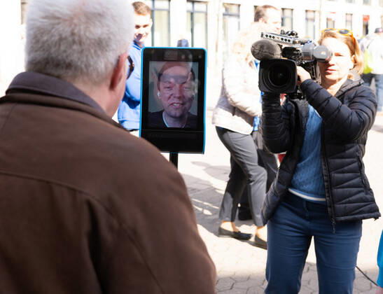 Saarlands Ministerpräsident Tobias Hans hat Corona. Seinen Wahlkampf macht er dennoch weiter, mit Robi Tobi, einem fahrbahren Ipad, steuert er sich selbst am Dienstag (21.3.2022) durch die Saarbrücker Fußgängerzone. Passanten können dann live mit ihm reden.