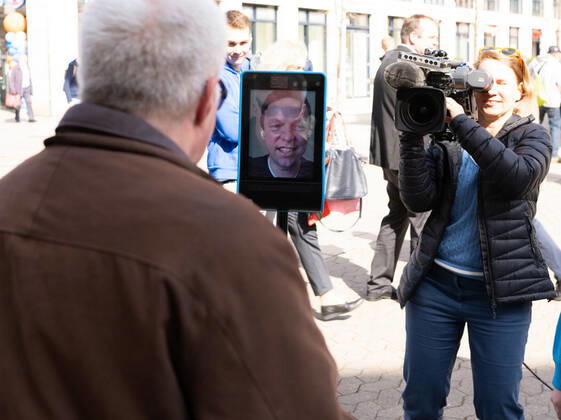 Saarlands Ministerpräsident Tobias Hans hat Corona. Seinen Wahlkampf macht er dennoch weiter, mit Robi Tobi, einem fahrbahren Ipad, steuert er sich selbst am Dienstag (21.3.2022) durch die Saarbrücker Fußgängerzone. Passanten können dann live mit ihm reden.