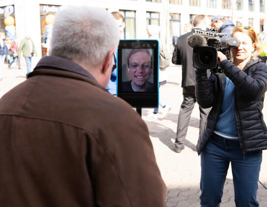 Saarlands Ministerpräsident Tobias Hans hat Corona. Seinen Wahlkampf macht er dennoch weiter, mit Robi Tobi, einem fahrbahren Ipad, steuert er sich selbst am Dienstag (21.3.2022) durch die Saarbrücker Fußgängerzone. Passanten können dann live mit ihm reden.