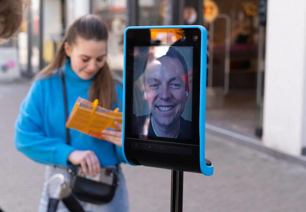 Saarlands Ministerpräsident Tobias Hans hat Corona. Seinen Wahlkampf macht er dennoch weiter, mit Robi Tobi, einem fahrbahren Ipad, steuert er sich selbst am Dienstag (21.3.2022) durch die Saarbrücker Fußgängerzone. Passanten können dann live mit ihm reden.