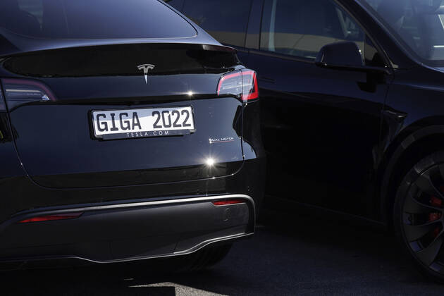 Tesla Delivery Day - Eroeffnung der Tesla-Gigafactory in Gruenheide in der Naehe von Berlin Aktuell, 22.03.2022, Gruenheide, Giga 2022 Tesla vor der Tesla Gigafactory beim Tesla Delivery Day bei der Eroeffnung und offiziellem Produktionsstart der Tesla Fabrik ausgeliefert worden ist, der neuen Gigafactory des Elektroautobauers in Europas groesste E-Autofabrik Gruenheide in der Naehe von Berlin Gruenheide Brandenburg Deutschland