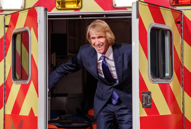 Bilder des Jahres 2022, Entertainment 03 März Entertainment Themen der Woche KW12 Entertainment Bilder des Tages Ambulance - Kinofilm Premiere Regisseur und Produzent Michael Bay steigt aus einem Krankenwagen bei der Deutschland-Premiere zu Ambulance im Zoo Palast in Berlin am 22.03.2022. Berlin Berlin Deutschland Zoo Palast