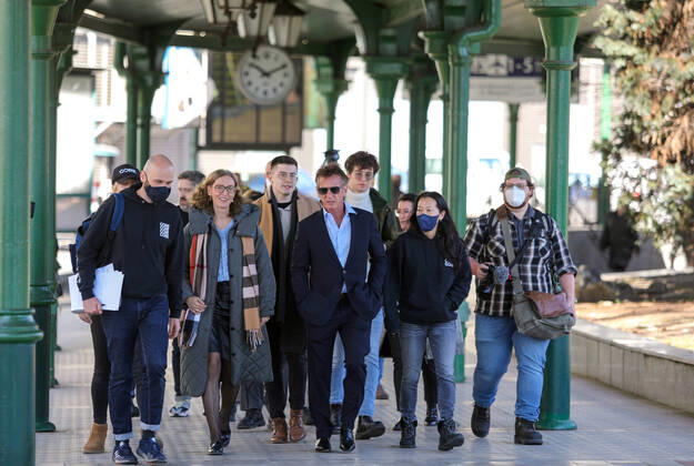 Bilder des Jahres 2022, Entertainment 03 März Entertainment Themen der Woche KW12 Entertainment Bilder des Tages Sean Penn Pressekonferenz in Krakau Sean Penn visits Poland Photo: Jan Graczynski East News U.S. actor Sean Penn visits the Krakow Glowny (Cracow Main) railway station, where one of the reception centres for Ukrainian refugees operates, on March 23, 2022 in Krakow, Poland. Penn arrived in Krakow to sign on behalf of the CORE humanitarian organisation an agreement with the city s authorities regarding cooperation with the aid efforts dedicated to people displaced due to the Russian attack on Ukraine. CORE (Community Organized Relief Effort) is a non-profit organisation founded by actor Sean Penn, initially established in response to the 2010 earthquake in Haiti. EN_01518006_0005 