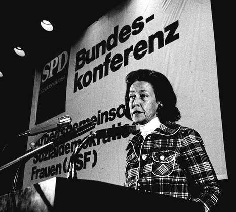 Katharina Focke SPD, ehem. Bundesministerin fuer Jugend, Familie und Gesundheit - hier 20.09.1975 bei einer Veranstaltung in Braunschweig.