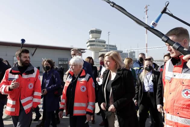 Armin Schuster, Praesident des Bundesamtes fuer Bevoelkerungsschutz und Katastrophenhilfe (BBK), Gerda Hasselfeldt, Praesidentin des Deutschen Roten Kreuzes (DRK), Nancy Faeser, Bundesministerin des Innern und fuer Heimat, SPD, Christian Reuter, Generalsekretär DRK, besuchen das Ankunftszentrum fuer Kriegsfluechtlinge aus der Ukraine auf dem Rollfeld des ehem. Flughafen Berlin-Telgel, DEU, Berlin, 24.03.2022