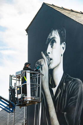 Bilder des Jahres 2022, News 03 März News Themen der Woche KW12 News Bilder des Tages Finishing touches are added to a mural of music icon Ian Curtis in Macclesfield, where the music icon grew up, in the town centre on 25 March 2022. The painting has been created by street artist Akse in memory of the Joy Division frontman, who died in 1980. The artwork is based on a photograph by Kevin Cummins and was commissioned by Cheshire East Council who said it has pride of place in the town . Curtis was brought up in the town and is buried in Macclesfield Cemetery, was the lead singer of Joy Division until his death at the age of 23 in May 1980. The three surviving members of the band resolved to carry on and renamed themselves as New Order. Macclesfield Cheshire England Town Centre  Copyright: xMattxWilkinsonx