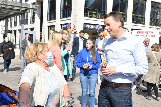 Saarlands Ministerpräsident Tobias Hans (CDU) macht in Saarbrücken am Freitag (25.3.2022) Straßenwahlkampf in der Fußgängerzone.