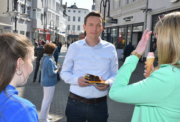 Saarlands Ministerpräsident Tobias Hans (CDU) macht in Saarbrücken am Freitag (25.3.2022) Straßenwahlkampf in der Fußgängerzone.