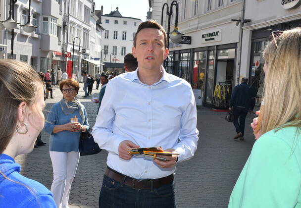 Saarlands Ministerpräsident Tobias Hans (CDU) macht in Saarbrücken am Freitag (25.3.2022) Straßenwahlkampf in der Fußgängerzone.