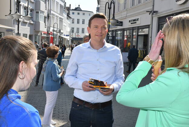 Saarlands Ministerpräsident Tobias Hans (CDU) macht in Saarbrücken am Freitag (25.3.2022) Straßenwahlkampf in der Fußgängerzone.