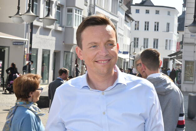 Saarlands Ministerpräsident Tobias Hans (CDU) macht in Saarbrücken am Freitag (25.3.2022) Straßenwahlkampf in der Fußgängerzone.