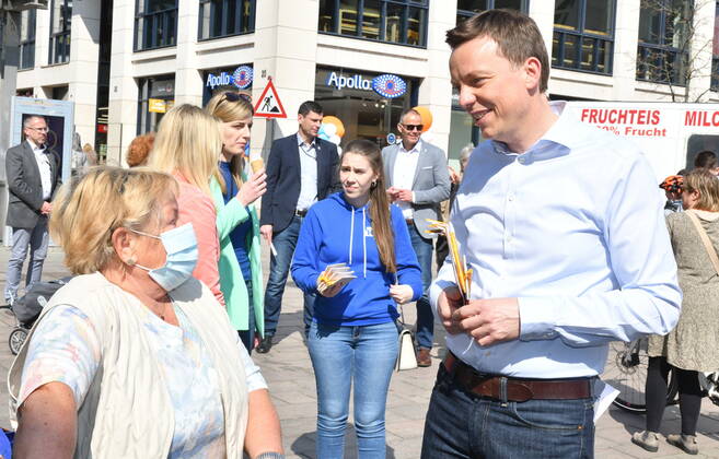 Saarlands Ministerpräsident Tobias Hans (CDU) macht in Saarbrücken am Freitag (25.3.2022) Straßenwahlkampf in der Fußgängerzone.