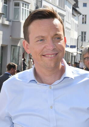 Saarlands Ministerpräsident Tobias Hans (CDU) macht in Saarbrücken am Freitag (25.3.2022) Straßenwahlkampf in der Fußgängerzone.