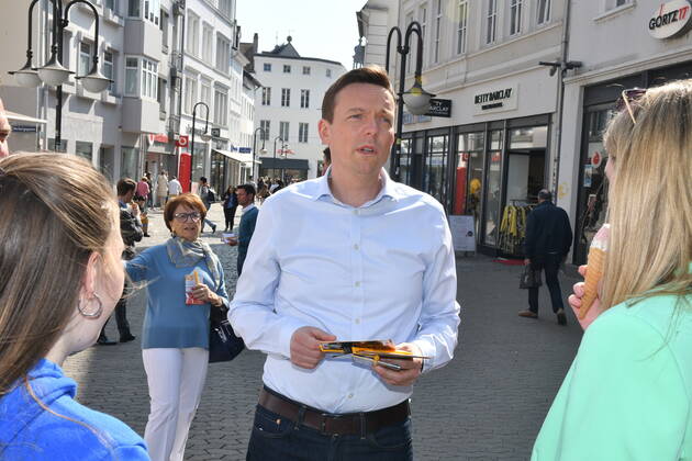 Saarlands Ministerpräsident Tobias Hans (CDU) macht in Saarbrücken am Freitag (25.3.2022) Straßenwahlkampf in der Fußgängerzone.
