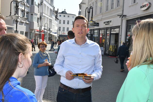 Saarlands Ministerpräsident Tobias Hans (CDU) macht in Saarbrücken am Freitag (25.3.2022) Straßenwahlkampf in der Fußgängerzone.