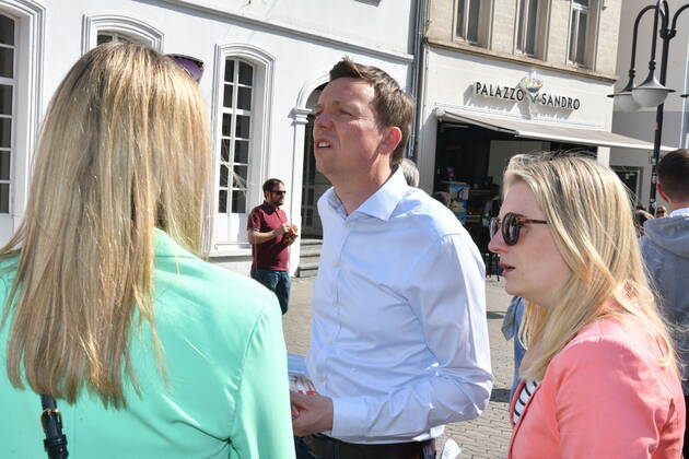 Saarlands Ministerpräsident Tobias Hans (CDU) macht in Saarbrücken am Freitag (25.3.2022) Straßenwahlkampf in der Fußgängerzone.
