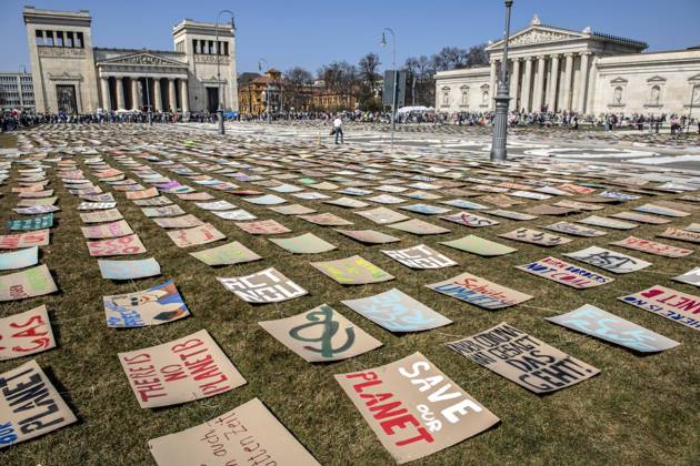 Bilder des Jahres 2022, News 03 März News Themen der Woche KW12 News Bilder des Tages Kunstaktion von Fridays for Future, beim Globalen Klimastreik, Kundgebung auf dem Königsplatz, München, 25. März 2022 Deutschland, München, 25.03.2022, Globaler Klimastreik, Kunstaktion, hunderte Plakate zu Klima, Politik und Umwelt bedecken den halben Königsplatz, Kundgebung von Fridays for Future auf dem Königsplatz, ab 12 Uhr, Demo für eine klimagerechte Welt, Motto PeopleNotProfit, ca. 800 Teilnehmer, im Hintergrund die Propyläen und die Glyptothek, März 2022, Bayern,