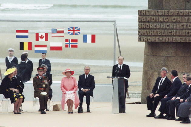 Queen Elizabeth II in France (1994) Omaha Beach, 50th anniversary of the D-Day Landings (Normandy, north-western France), 1994 06 06: international ceremony in the presence of Queen Elisabeth II, wearing a pink outfit with a matching hat, Francois Mitterrand, Edouard Balladur, Bill Clinton, Vaclav Havel, Lech Walesa and Beatrix, Queen of the Netherlands Normandy; Lower Normandy; Calvados 14 Europe; Western Europe; France  Copyright: xDesfouxxJY Andia.frx 385068