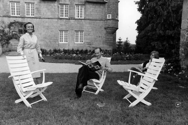 Jacques Chirac with his family in his castle, the Òchateau de BityÓ, in the Correze department, south of France (1976 08 30) Jacques Chirac on August 30, 1976, after his resignation as Giscard d Estaing s Prime Minister, resignation announced on August 25, 1976. Jacques Chirac relaxing at the Chateau de Bity in Sarran, with his wife Bernadette and his two daughters Claude and Laurence. Nouvelle-Aquitaine; Limousin; Correze 19; Sarran Europe; Western Europe; France  Copyright: xButhaudxG Andia.frx 299401