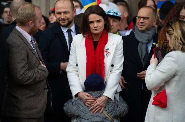 Bilder des Jahres 2022, News 03 März News Themen der Woche KW12 News Bilder des Tages Belarusian Freedom Day in Warsaw Belarusian opposition leader Sviatlana Tsikhanouskaya looks on as a child hugs her during the Belarusian Freedom Day on March 26, 2022 in Warsaw, Poland. Several thousands of Belarusian citizens marched from the Constitution Square to the Russian embassy to celebrate Freedom day, also known as the Independence Day of Belarus and protest against the Russian aggression on Ukraine. Freedom day is widely celebrated by the Belarusian diaspora and this year it has seen the participation of Ukrainian citizens and the Belarusian opposition leader in exile Sviatlana Tsikhanouskaya. Warsaw Poland Copyright: xAleksanderxKalkax