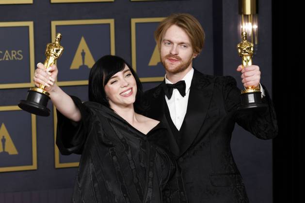 Bilder des Jahres 2022, Entertainment 03 März Entertainment Themen der Woche KW12 Entertainment Bilder des Tages Billie Eilish and Finneas O Connell, winners of Best Original Song No Time To Die from No Time To Die, appear backstage with their Oscar during the 94th annual Academy Awards at Loews Hollywood Hotel in the Hollywood section of Los Angeles, California on Sunday, March 27, 2022.  LAP2022032736 JOHNxANGELILLO
