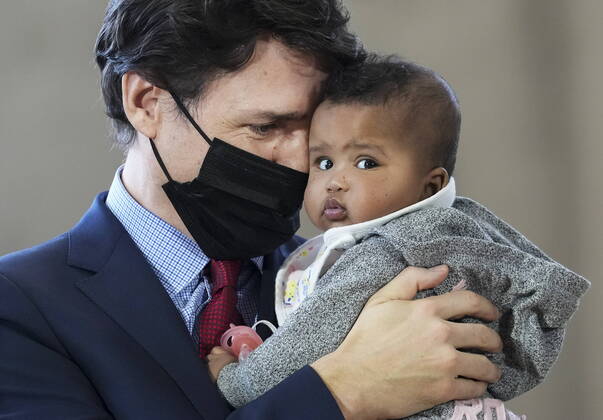 Bilder des Jahres 2022, News 03 März News Themen der Woche KW13 News Bilder des Tages March 28, 2022, BRAMPTON, ON, CANADA: Prime Minister Justin Trudeau, left, holds five-month-old Manal Hussen as the federal government reaches an agreement with Ontario for a $10-a-day child-care program deal in Brampton, Ont., on Monday, March 28, 2022. BRAMPTON CANADA  - ZUMAc35_ 20220328_zaf_c35_022 Copyright: xNathanxDenettex