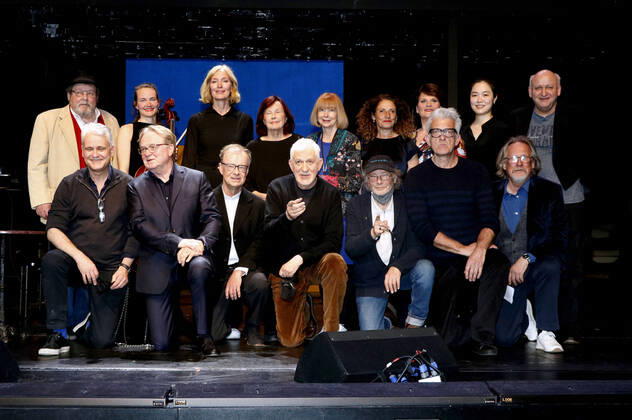 Bilder des Jahres 2022, Entertainment 03 März Entertainment Themen der Woche KW13 Walter Plathe, Martin Woelffer, Aleke Alpermann, Klaus Hoffmann, Katja Weitzenböck, Hawo Bleich, Brigitte Grothum, Ilja Richter, Ursela Monn, Michel Bergmann, Adriana Altaras, Gayle Tufts, Dominic Raacke, Yoonji Kim, Harald Martenstein und Harry Ermer beim Fototermin zur Benefizgala Schillern für die Ukraine in der Komödie am Kurfürstendamm im Schiller Theater. Berlin, 28.03.2022