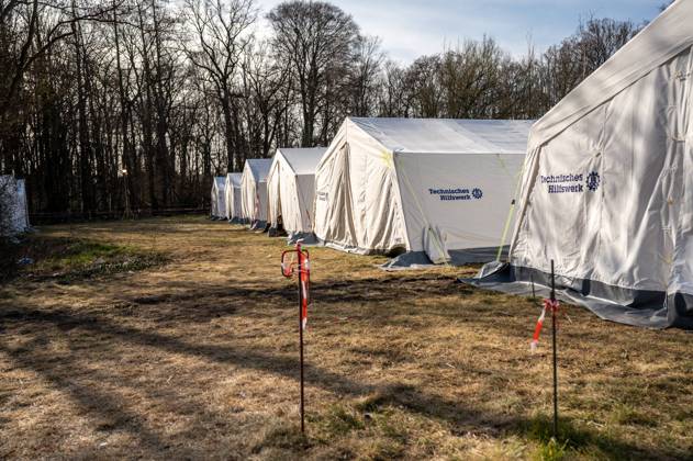 Erstanlaufstelle für Asylsuchende - Ankunftszentrum oranienburger Straße in Berlin Reinickendorf Zelte für die Notübernachtung im Ankunftszentrum in Berlin Reinickendorf. Ende 2020 wurde das neue Ankunftszentrum in Reinickendorf eröffnet. Im Zentrum stehen nicht nur die Registrierung, soziale Betreuung und Beratung der Geflüchteten, sondern auch die medizinische Versorgung und bei Bedarf auch die psychosoziale Erstberatung, etwa bei akuten Traumatisierungen Berlin Berlin Deutschland