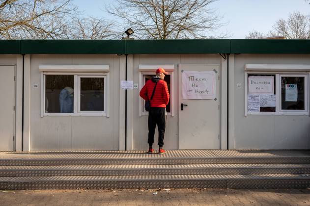 Erstanlaufstelle für Asylsuchende - Ankunftszentrum oranienburger Straße in Berlin Reinickendorf Tempohome - Unterkunft für die vorübergehende Unterbringung von geflüchteten im Ankunftszentrum in Berlin Reinickendorf. Ende 2020 wurde das neue Ankunftszentrum in Reinickendorf eröffnet. Im Zentrum stehen nicht nur die Registrierung, soziale Betreuung und Beratung der Geflüchteten, sondern auch die medizinische Versorgung und bei Bedarf auch die psychosoziale Erstberatung, etwa bei akuten Traumatisierungen Berlin Berlin Deutschland