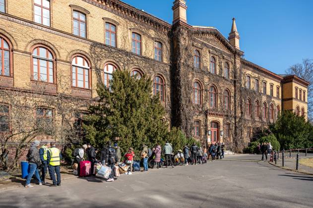 Erstanlaufstelle für Asylsuchende - Ankunftszentrum oranienburger Straße in Berlin Reinickendorf Geflüchtete Menschen aus der Ukraine und anderen Ländern warten im Ankunftszentrum in Berlin Reinickendorf. Ende 2020 wurde das neue Ankunftszentrum in Reinickendorf eröffnet. Im Zentrum stehen nicht nur die Registrierung, soziale Betreuung und Beratung der Geflüchteten, sondern auch die medizinische Versorgung und bei Bedarf auch die psychosoziale Erstberatung, etwa bei akuten Traumatisierungen Berlin Berlin Deutschland