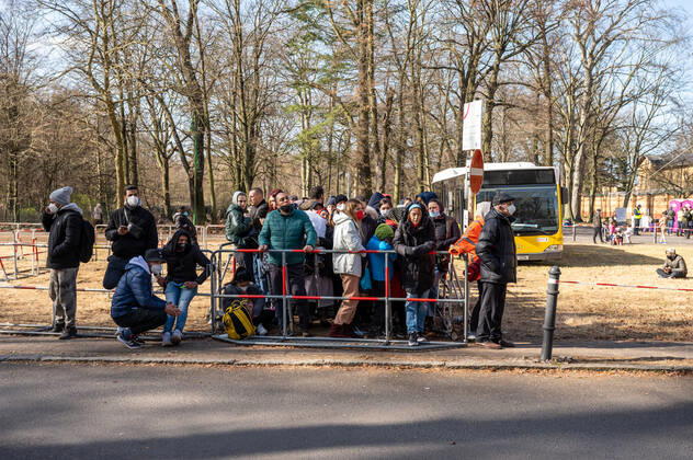 Erstanlaufstelle für Asylsuchende - Ankunftszentrum oranienburger Straße in Berlin Reinickendorf Geflüchtete Menschen aus der Ukraine und anderen Ländern warten im Ankunftszentrum in Berlin Reinickendorf. Ende 2020 wurde das neue Ankunftszentrum in Reinickendorf eröffnet. Im Zentrum stehen nicht nur die Registrierung, soziale Betreuung und Beratung der Geflüchteten, sondern auch die medizinische Versorgung und bei Bedarf auch die psychosoziale Erstberatung, etwa bei akuten Traumatisierungen Berlin Berlin Deutschland