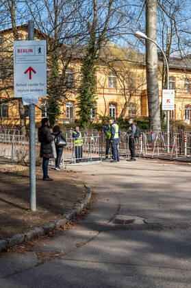 Erstanlaufstelle für Asylsuchende - Ankunftszentrum oranienburger Straße in Berlin Reinickendorf Geflüchtete Menschen aus der Ukraine und anderen Ländern warten im Ankunftszentrum in Berlin Reinickendorf. Ende 2020 wurde das neue Ankunftszentrum in Reinickendorf eröffnet. Im Zentrum stehen nicht nur die Registrierung, soziale Betreuung und Beratung der Geflüchteten, sondern auch die medizinische Versorgung und bei Bedarf auch die psychosoziale Erstberatung, etwa bei akuten Traumatisierungen Berlin Berlin Deutschland