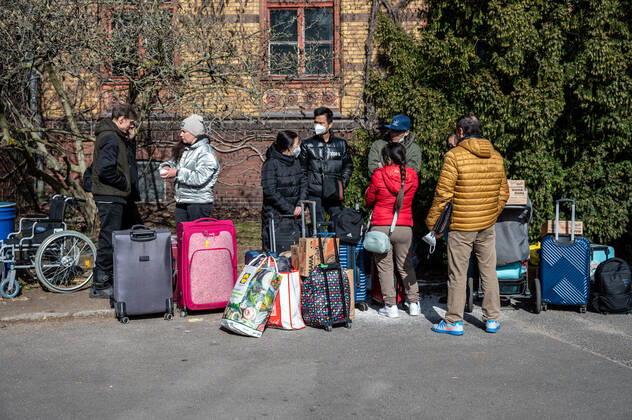 Erstanlaufstelle für Asylsuchende - Ankunftszentrum oranienburger Straße in Berlin Reinickendorf Geflüchtete Menschen aus der Ukraine und anderen Ländern warten im Ankunftszentrum in Berlin Reinickendorf. Ende 2020 wurde das neue Ankunftszentrum in Reinickendorf eröffnet. Im Zentrum stehen nicht nur die Registrierung, soziale Betreuung und Beratung der Geflüchteten, sondern auch die medizinische Versorgung und bei Bedarf auch die psychosoziale Erstberatung, etwa bei akuten Traumatisierungen Berlin Berlin Deutschland