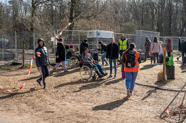 Erstanlaufstelle für Asylsuchende - Ankunftszentrum oranienburger Straße in Berlin Reinickendorf Geflüchtete Menschen aus der Ukraine und anderen Ländern warten im Ankunftszentrum in Berlin Reinickendorf. Ende 2020 wurde das neue Ankunftszentrum in Reinickendorf eröffnet. Im Zentrum stehen nicht nur die Registrierung, soziale Betreuung und Beratung der Geflüchteten, sondern auch die medizinische Versorgung und bei Bedarf auch die psychosoziale Erstberatung, etwa bei akuten Traumatisierungen Berlin Berlin Deutschland