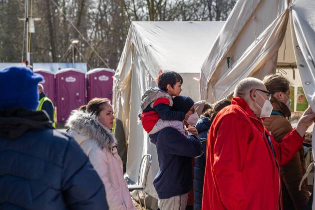 Erstanlaufstelle für Asylsuchende - Ankunftszentrum oranienburger Straße in Berlin Reinickendorf Geflüchtete Menschen aus der Ukraine und anderen Ländern warten im Ankunftszentrum in Berlin Reinickendorf. Ende 2020 wurde das neue Ankunftszentrum in Reinickendorf eröffnet. Im Zentrum stehen nicht nur die Registrierung, soziale Betreuung und Beratung der Geflüchteten, sondern auch die medizinische Versorgung und bei Bedarf auch die psychosoziale Erstberatung, etwa bei akuten Traumatisierungen Berlin Berlin Deutschland