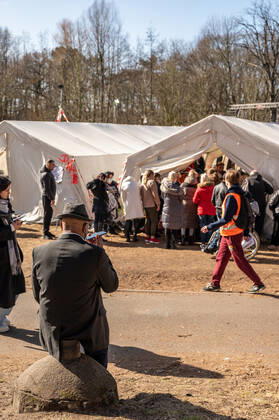 Erstanlaufstelle für Asylsuchende - Ankunftszentrum oranienburger Straße in Berlin Reinickendorf Geflüchtete Menschen aus der Ukraine und anderen Ländern warten im Ankunftszentrum in Berlin Reinickendorf. Ende 2020 wurde das neue Ankunftszentrum in Reinickendorf eröffnet. Im Zentrum stehen nicht nur die Registrierung, soziale Betreuung und Beratung der Geflüchteten, sondern auch die medizinische Versorgung und bei Bedarf auch die psychosoziale Erstberatung, etwa bei akuten Traumatisierungen Berlin Berlin Deutschland